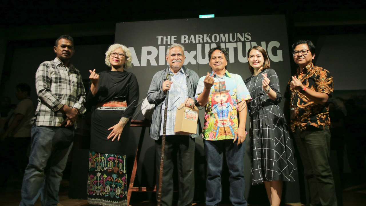 Karya-karya yang ditampilkan menggambarkan dinamika kota yang penuh hiruk-pikuk, namun tetap menyimpan kehangatan di balik keramaian. Dengan pendekatan visual yang tajam, para seniman menyajikan realitas kota dari sudut pandang berbeda.