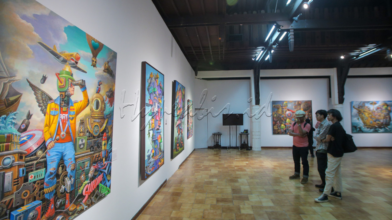 Melalui karya mereka, pengunjung diajak untuk melihat kehidupan urban lebih dalam dan memahami berbagai lapisannya. Selain menghadirkan refleksi kehidupan kota, pameran ini juga menyoroti pengalaman manusia dalam menghadapi perubahan zaman.