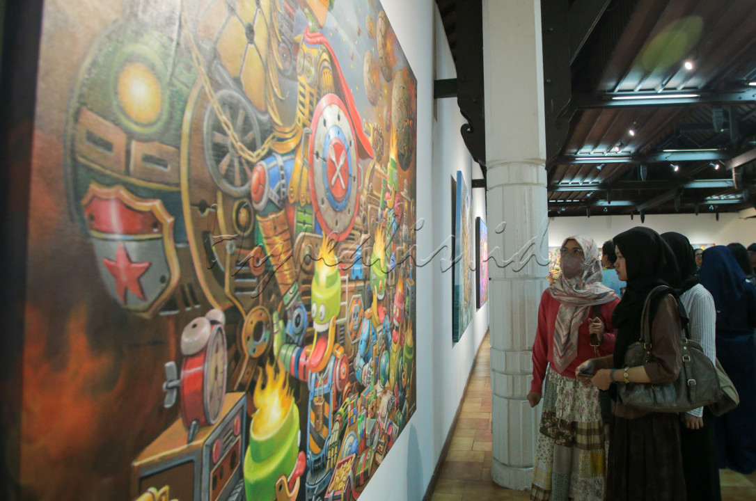Dalam pameran ini, keindahan dan tantangan kehidupan urban disajikan secara artistik. Dengan konsep yang mendalam, Cinta yang Tampak menjadi ajang apresiasi seni sekaligus refleksi sosial bagi para penikmatnya.<br />
<br />
Editor : Yayus Yuswoprihanto