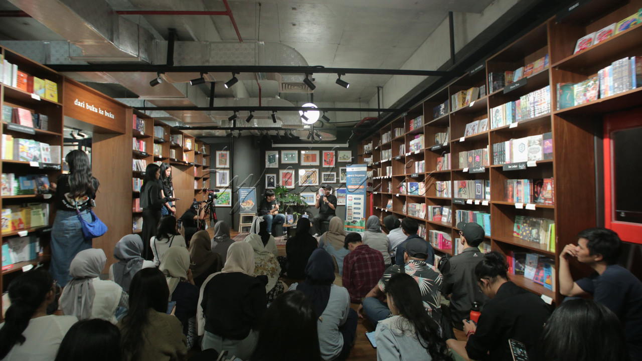Pengunjung mengikuti diskusi pada acara peluncuran buku&nbsp;Seporsi Mie Ayam Sebelum Mati di Makarya Gramedia Matraman, Jakarta, Jumat (14/2/2025).&nbsp;Buku hasil karya Brian Khrisna tersebut mengangkat tema kesehatan mental yang &nbsp;mengisahkan seorang pria yang mengalami depresi akut dan berencana mengakhiri hidupnya.<br />
&nbsp;