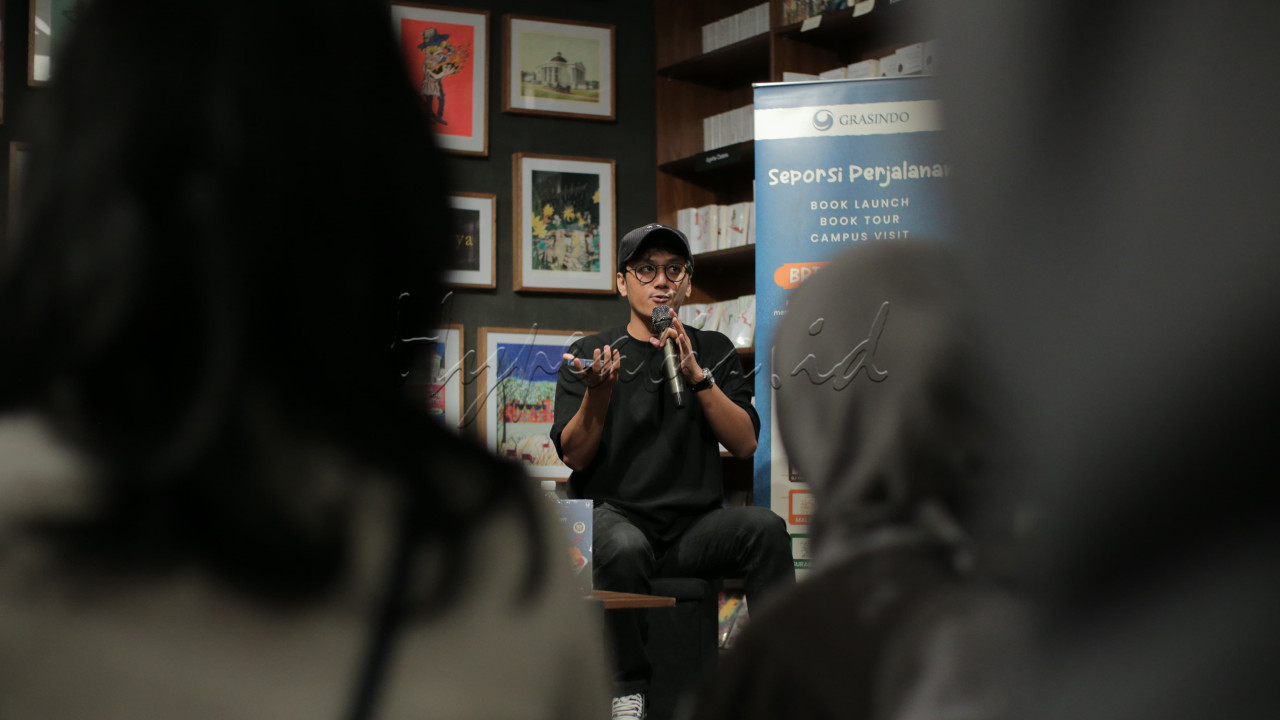 Banyak yang merasa bahwa kisah dalam buku tersebut menggambarkan perasaan mereka sehingga tidak merasa sendirian dan tetap bersyukur akan kehidupan yang dijalani. Interaksi ini menciptakan suasana yang hangat dan intim antara penulis dan para pembaca.<br />
<br />
Editor : Yayus Yuswoprhanto