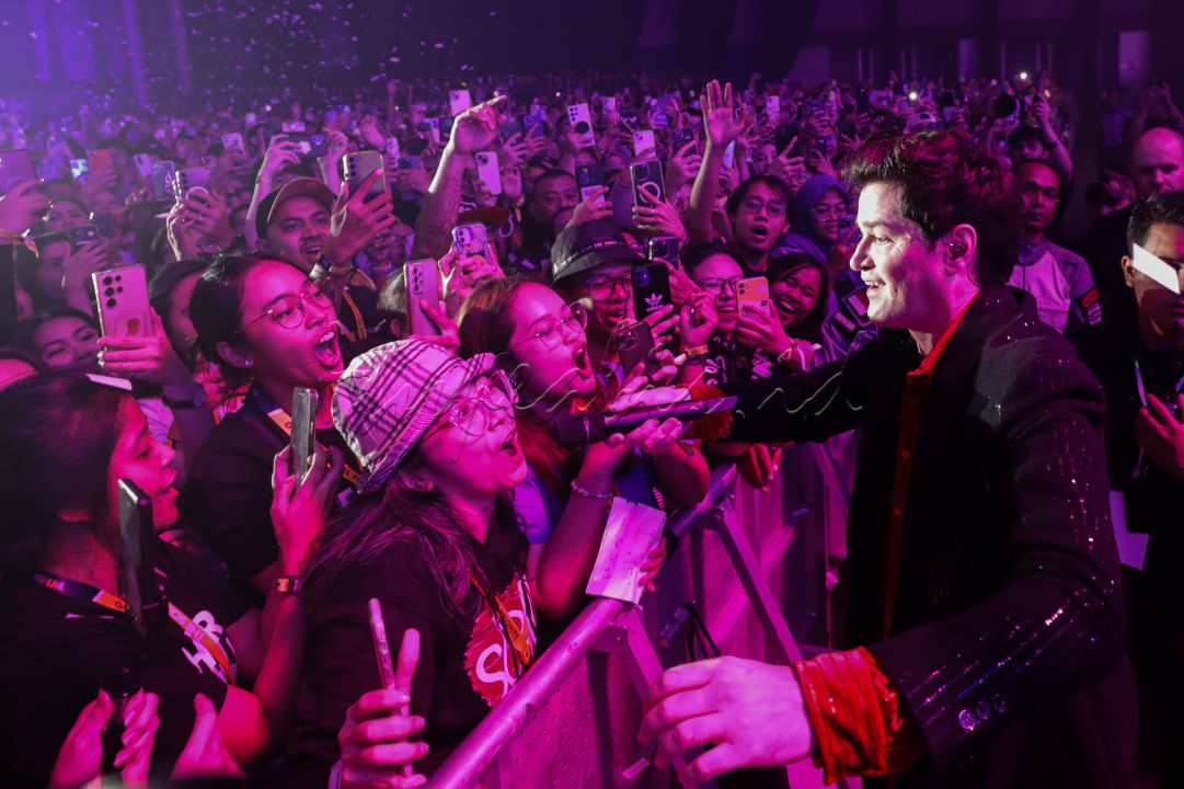Lagu berjudul Superheroes yang dilantunkan oleh sang vokalis Danny O&rsquo;Donoghue sontak membuat penonton berjingkrak-jingkrak, seakan melayang-layang di udara bertepatan dengan potongan lirik <em>superhero learns to fly.&nbsp;</em>Di sela-sela penampilannya, para personel sempat mengenang kepergian gitarisnya Mark Sheehan, yang meninggal pada 2023.<br />
&nbsp;