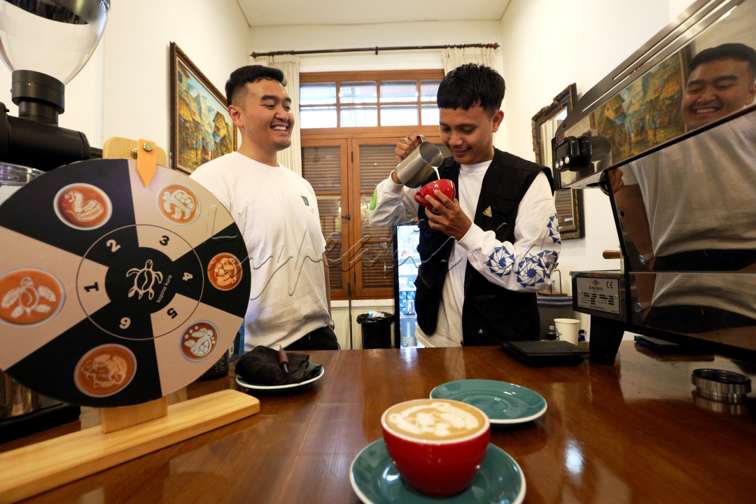 Juara 10th World Latte Art Championship Fujiyanto (kanan) meracik <em>latte art&nbsp;</em>disaksikan Owner Kopina Kura Ardi Amandianto pada acara pembukaan kedai Kopina Kura di Bandung, Jawa Barat, Minggu (16/2/2025). Inovasi dalam konsep kafe dan penyajian kopi menjadi kunci untuk menarik pelanggan di tengah geliat industri kopi di&nbsp;Bandung&nbsp;yang tak pernah surut. Salah satu inovasi yang dilakukan oleh Kopina Kura adalah dengan menawarkan konsep unik dan berbeda yakni mengusung tema kura-kura dan menampilkan desain interior minimalis dengan elemen kura-kura.<br />
<br />
<!--/data/user/0/com.samsung.android.app.notes/files/clipdata/clipdata_bodytext_250219_191946_400.sdocx-->