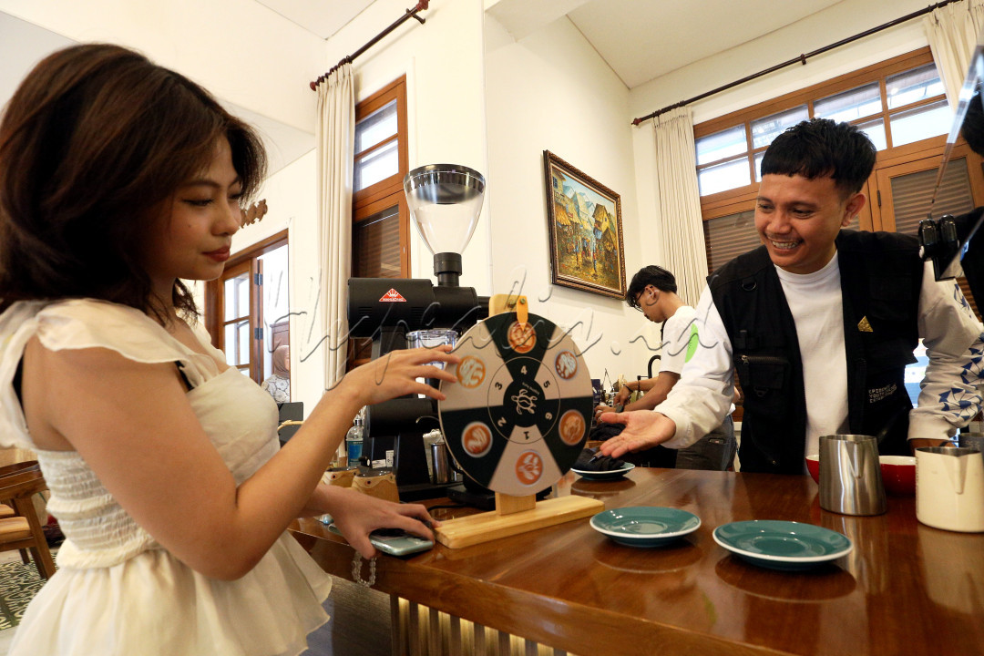 Kura-kura dipilih Owner Kopina Kura Ardi Amandianto sebagai ikon, karena binatang tersebut merupakan favorit sang ibunda. Ardi mengungkapkan salah satu filosofi soal kura-kura yang ia kenang adalah bahwa kura-kura selalu bergerak maju meskipun lambat. Filosofi yang disampaikan sang ibunda, bahwa dalam menghadapi masalah juga harus tetap maju dan tidak menyerah.<br />
<br />
<!--/data/user/0/com.samsung.android.app.notes/files/clipdata/clipdata_bodytext_250219_191310_844.sdocx--><!--/data/user/0/com.samsung.android.app.notes/files/clipdata/clipdata_bodytext_250218_114709_010.sdocx-->