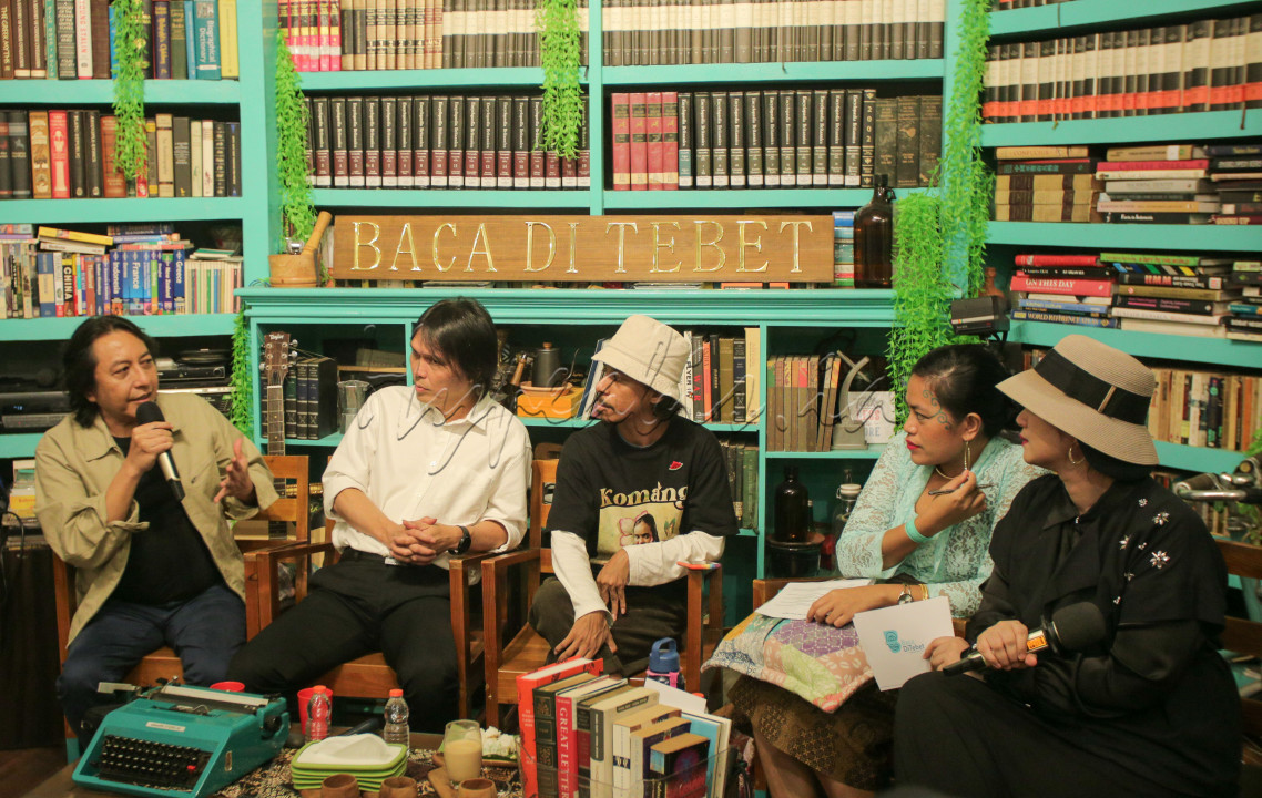 Presiden Direktur Wahana Musik Indonesia (WAMI) Adi Adrian (<em>dari kiri</em>), Penyanyi Once Mekkel, Musisi Raim Laode, Penulis Kanti W. Janis, dan pembawa acara Ade Andrini hadir sebagai nara sumber pada diskusi mengenai hak cipta dan royalti di Baca di Tebet, Jakarta, Rabu (19/2/2025). Pada diskusi tersebut ditekankan pentingnya edukasi mengenai hak cipta dan royalti. Once Mekel dan Raim Laode menyoroti bagaimana para pemilik usaha yang menggunakan lagu untuk kepentingan komersial juga perlu memahami kewajiban membayar royalti.