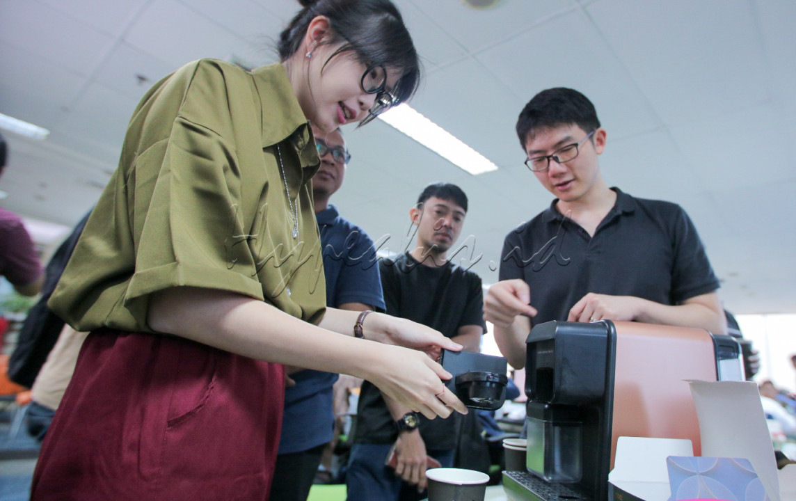 CEO Jumpstart Brian Imawan menjelaskan cara kerja mesin kopi pada acara Kamis Santuy di Wisma <em>Bisnis Indonesia</em>, Jakarta, Kamis (20/2/2025). Dalam kesempatan ini, petinggi Jump Start Coffee mengungkapkan sejarah berdirinya perusahaan serta visi bisnisnya ke depan. Produk terbaru yang diperkenalkan adalah mesin pembuat minuman yang tidak hanya bisa menyajikan kopi, tetapi juga teh, wedang jahe, dan minuman lain dalam bentuk pods. Inovasi ini bertujuan memberikan kemudahan bagi konsumen sekaligus memperluas pilihan minuman instan berkualitas.