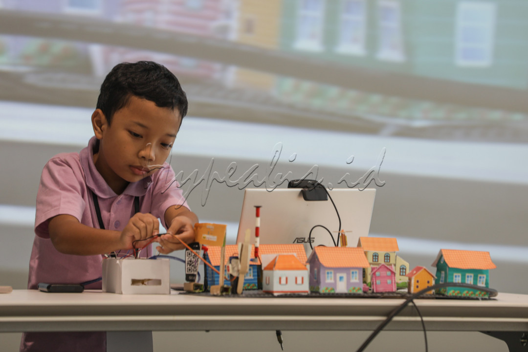 Puluhan pelajar yang terdiri dari kelompok dan individu beradu ketangkasan dan keterampilan pada sebuah kompetisi sains. Mereka bergantian melakukan presentasi proyek-proyek ilmiah berbentuk sistem dan software, hingga mempraktikkan operasi robot yang mereka buat. Robot-robot tersebut dirancang sedemikian cerdas untuk mematuhi perintah si pemilik melalui sebuah komputer.