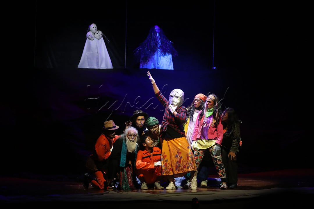 Pemain mementaskan lakon berjudul ADUH di Teater Kecil Taman Ismail Marzuki, Jakarta, Kamis (20/2/2025). Lakon ADUH dikenal sebagai karya terfenomenal Putu Wijaya yang ditulis pada 1971 yang menggambarkan kehidupan penuh ironi dan kegetiran namun tetap menemukan ruang untuk tawa. Melalui narasi antara humor dan kritikan, ADUH mengajak penonton untuk merenungkan konflik batin manusia.<br />
&nbsp;