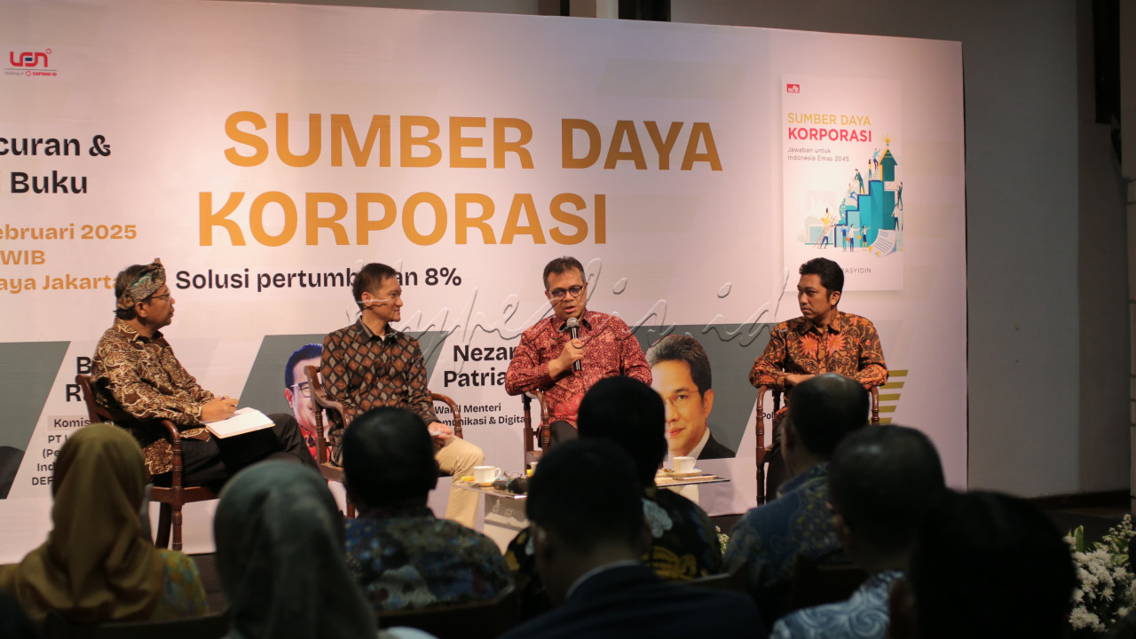 Wakil Menteri Komunikasi dan Digital (Komdigi) N#ezar Patria (kedua kanan) menyampaikan penjelasan disaksikan Politikus dan Ekonom Yusron Ihza Mahendra (kanan), dan&nbsp;mantan Direktur Utama PT Len Industri (Persero) Bobby Rasyidin (kedua kiri)&nbsp;dalam peluncuran dan diskusi&nbsp;buku Sumber Daya Korporasi di Bentara Budaya, Jakarta, Rabu (26/2/2025). Buku yang ditulis oleh Bobby Rasyidin tersebut membahas kontribusi korporasi besar terhadap produk domestik bruto (PDB) Indonesia yang masih lebih rendah dibandingkan dengan usaha mikro, kecil, dan menengah (UMKM).&nbsp;Dalam pandangannya, ketergantungan Indonesia pada UMKM dapat menjadi tantangan bagi pertumbuhan ekonomi nasional di masa depan.