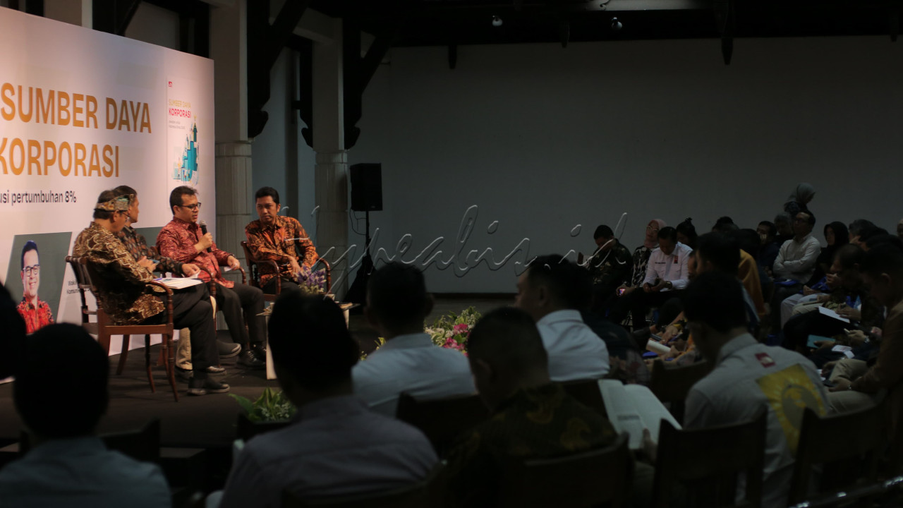 Diskusi berlangsung dinamis dengan antusiasme tinggi dari para peserta yang aktif mengajukan pertanyaan seputar isi buku dan perspektif penulis.
