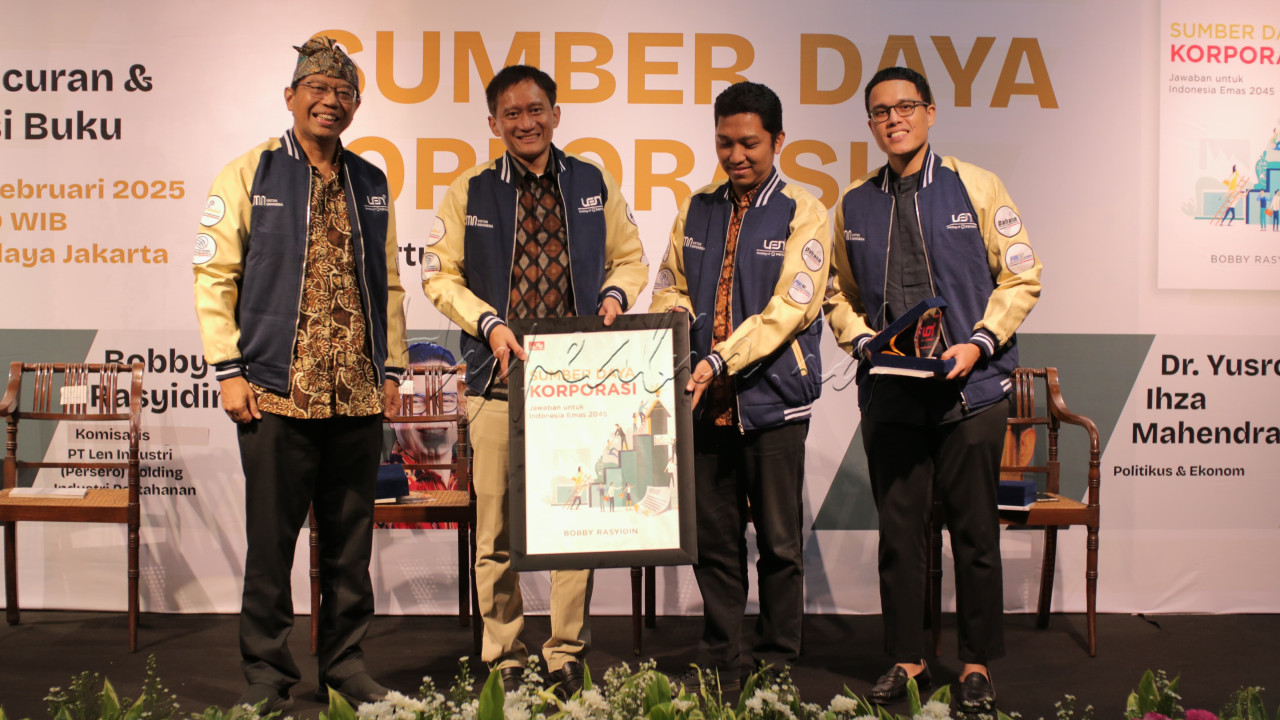 Sebagai penutup acara, dilakukan penyerahan plakat sebagai simbol kerja sama dengan Kompas Gramedia dalam penyelenggaraan diskusi ini. Bobby Rasyidin juga membubuhkan tandatangan pada buku milik peserta diskusi.&nbsp;