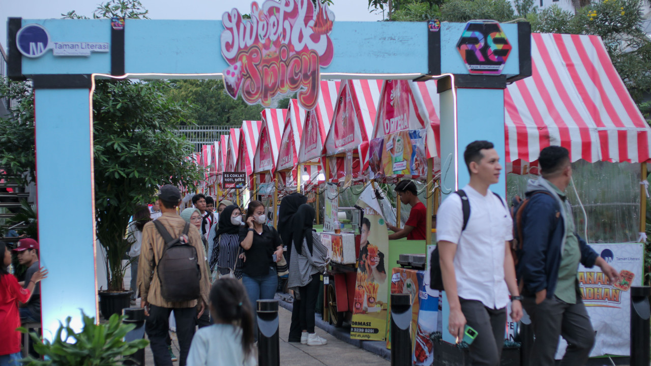 Pengunjung berada di Festival Kuliner Sweet &amp; Spicy di Taman Literasi&nbsp;Martha Christina Tiahahu, Jakarta, Rabu (26/2/2025).&nbsp;Festival kuliner yang diselenggarakan oleh Rayaa Entertainment ini digelar di Plaza Utara Taman Literasi pada 21 Februari hingga 2 Maret 2025.