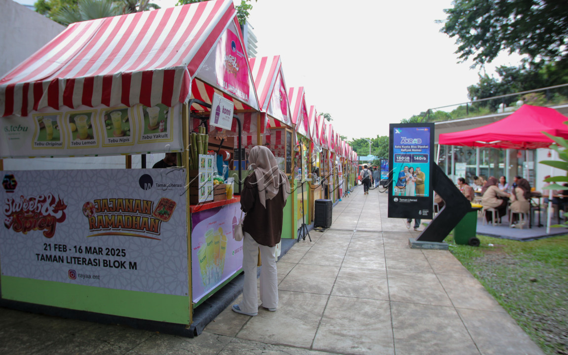 Festival ini menghadirkan beragam <em>tenant</em> makanan dan minuman yang menawarkan berbagai cita rasa. Beragam pilihan kuliner tersedia bagi para pecinta makanan, menciptakan pengalaman gastronomi yang unik dan menggugah selera.&nbsp;Sepanjang jalan masuk Taman Literasi, deretan stan kuliner menyajikan hidangan khas yang memanjakan lidah para pengunjung.