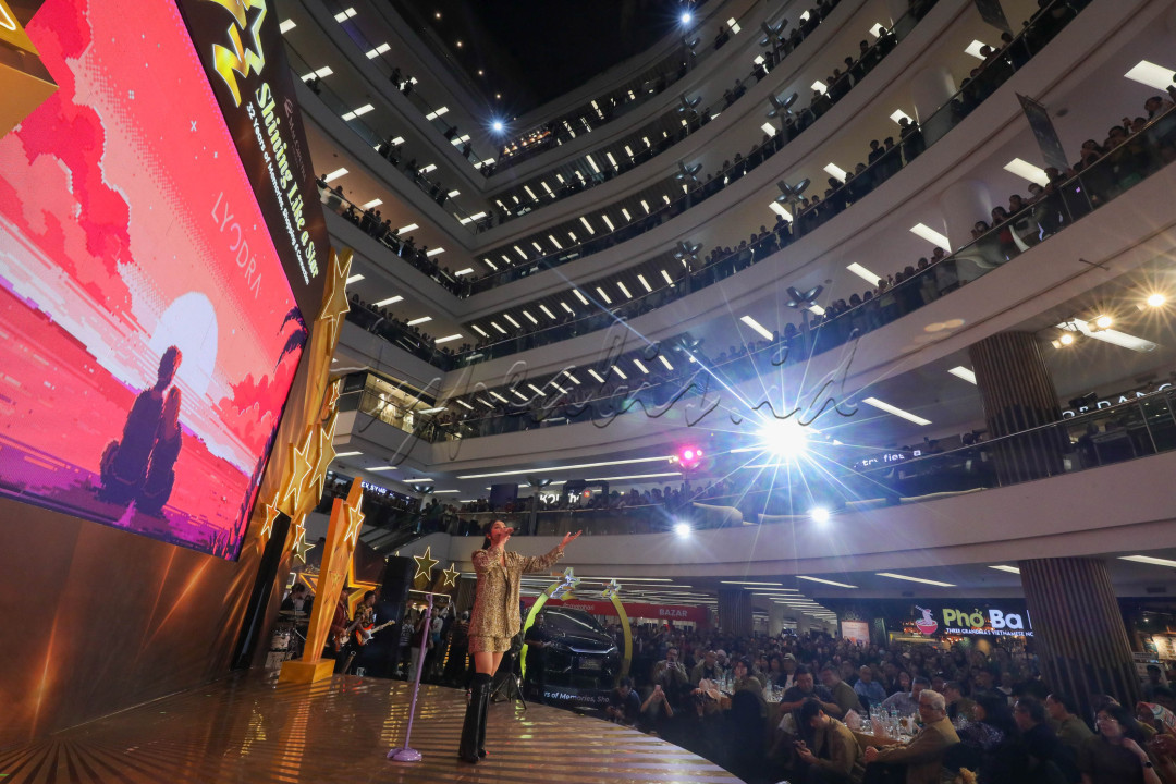 Penyanyi Lyodra Ginting tampil pada acara perayaan ulang tahun ke-32 Mal Ciputra di Jakarta, Rabu (26/2/2025). Mengangkat tema <em>Shining Like a Star</em>, pusat perbelanjaan tersebut terus berkomitmen melayani dan memenuhi kebutuhan para pengunjung setia dan tetap bisa menjadi mal pilihan.