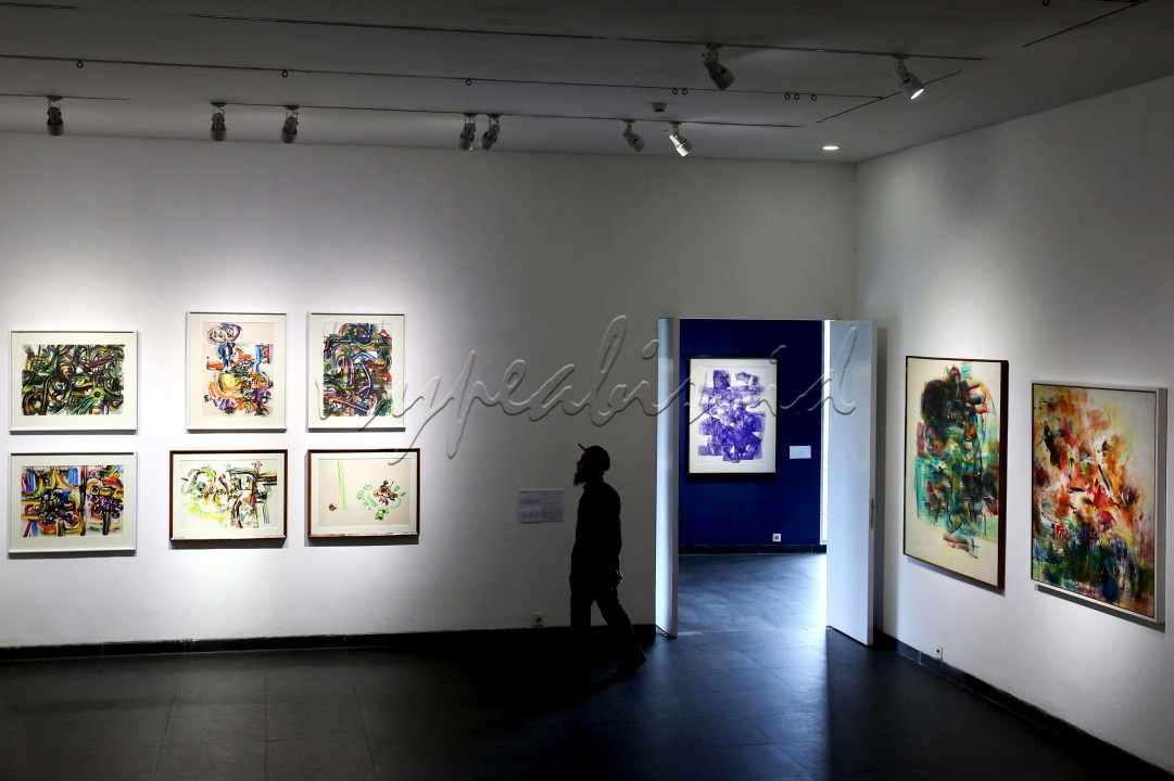 Pengunjung mengabadikan salah satu karya seniman Lian Sahar yang dipajang di Lawangwangi Creative Space di Kabupaten Bandung Barat, Jawa Barat. Pameran tunggal ini bertajuk&nbsp;<em>Diam Yang Bergerak</em>. Pengunjung dapat menyaksikan pameran ini pada 21 Februari hingga 22 Maret 2025. Lian Sahar (1933-2010) adalah perupa dan desainer asal Aceh yang menghabiskan sebagian besar masa hidupnya di Yogyakarta. Dia pernah mengenyam pendidikan seni dan desain di Akademi Seni Rupa Indonesia (ASRI) dan pendidikan seni rupa di Institute Teknologi Bandung (ITB).<br />
&nbsp;