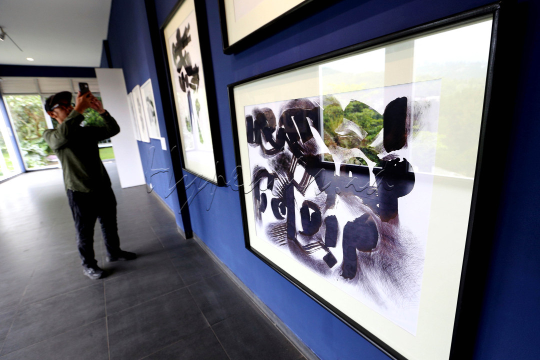 Pihak penyelenggara pameran, ArtSociates dan Lawangwangi Creative Space, mengumpulkan karya-karya Lian Sahar dari Dosen Pascasarjana Studi Pariwisata UGM Muhammad yang pernah mengoleksi karya-karya Lian Sahar selama 20 tahun hingga terkumpul ratusan karya <em>drawing</em>, lukisan, poster dan surat-surat. Kemudian, sebanyak 154 karya Lian koleksi Muhammad yang dalam kondisi baik, kini diakuisisi oleh Direktur ArtSociates Andonowati untuk menyelamatkan dari kerusakan akibat serangan rayap.