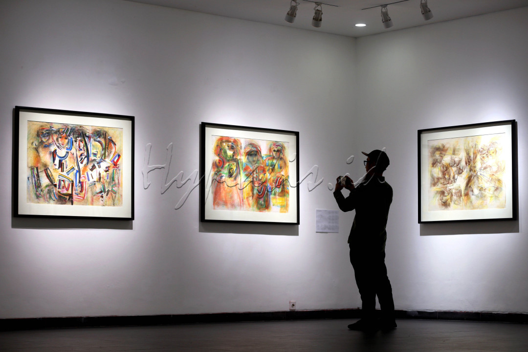 Pameran yang dikuratori oleh Heru Hikayat dan M. Dwi Marianto ini menampilkan perjalanan artistik seniman yang selama ini kurang mendapat sorotan, meskipun memiliki peran penting dalam sejarah seni rupa modern di Indonesia. Lian Sahar adalah satu dari banyak seniman yang terstigma politik lantaran dianggap berpihak dengan kelompok kiri Lekra (Lembaga Kebudayaan Rakyat). Padahal, sejak era 1970-an, ia telah berpartisipasi dalam berbagai pameran bergengsi, termasuk Pameran Besar Seni Lukis Indonesia yang menjadi cikal bakal Biennale Jakarta, yang menjadikan ia sebagai bagian dari sejarah seni rupa modern di Indonesia.<br />
<br />
Editor : Yayus Yuswoprihanto