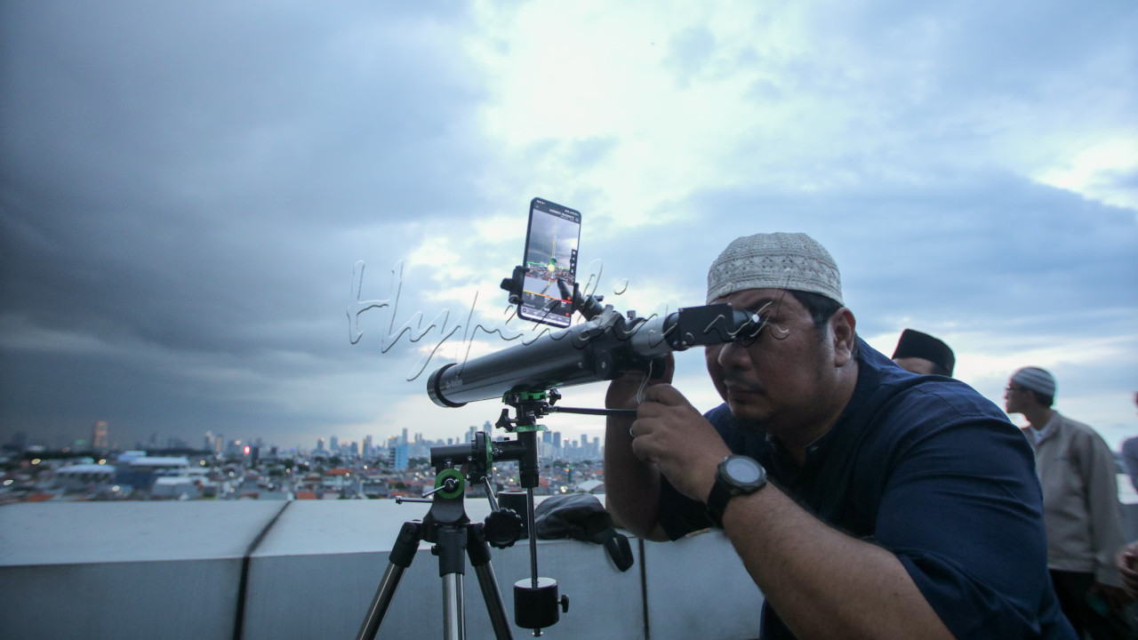 Sidang Isbat dihadiri oleh berbagai unsur termasuk perwakilan ormas Islam, MUI, BMKG, ahli falak, serta perwakilan dari DPR dan Mahkamah Agung.&nbsp;<br />
<br />
<br />
<br />
<br />
<br />
&nbsp;