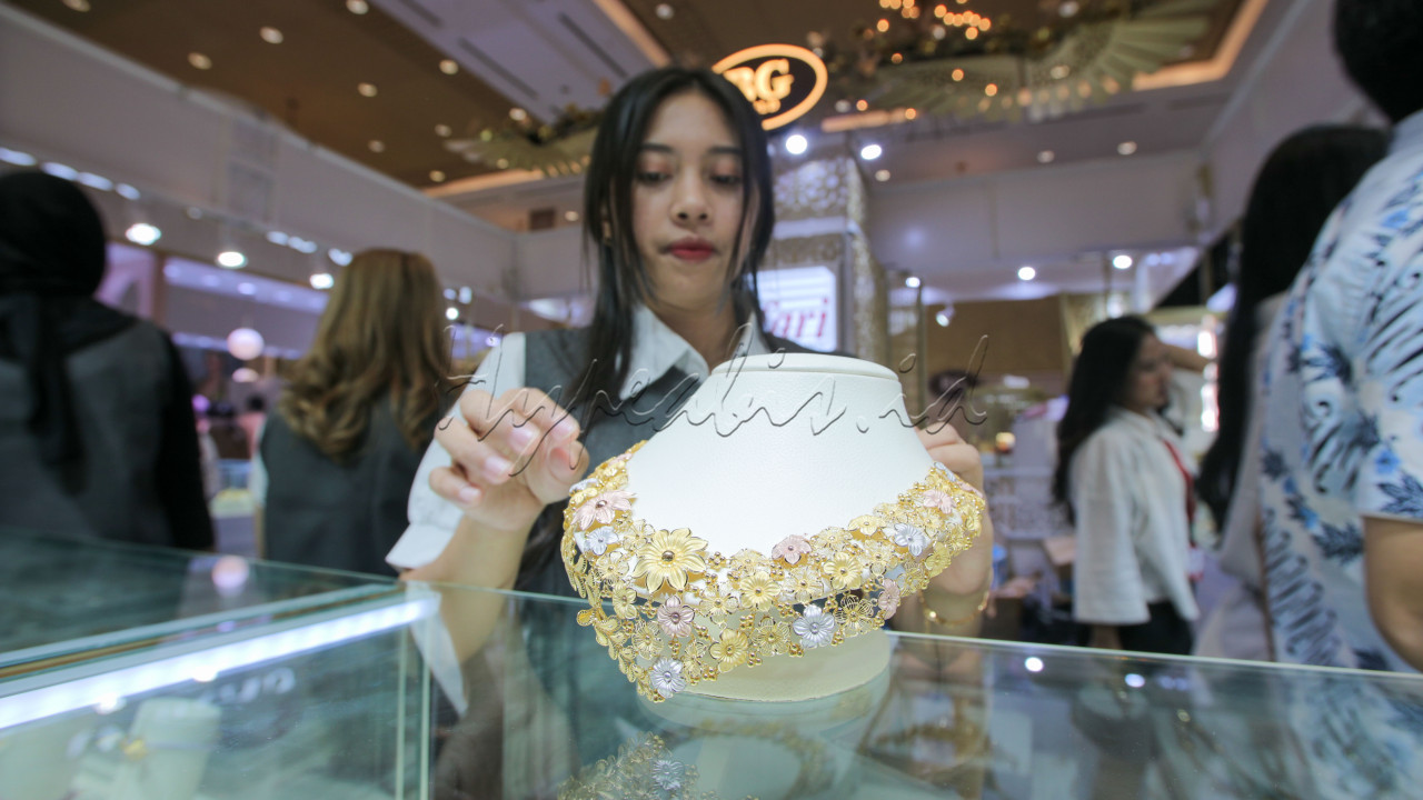 Penjaga menata perhiasan di salah satu stan peserta Pameran Jakarta International Jewellery Fair 2025, Jakarta,&nbsp; Minggu (2/3/2025). Pameran tersebut digelar pada 27 Februari hingga 2 Maret 2025.&nbsp;