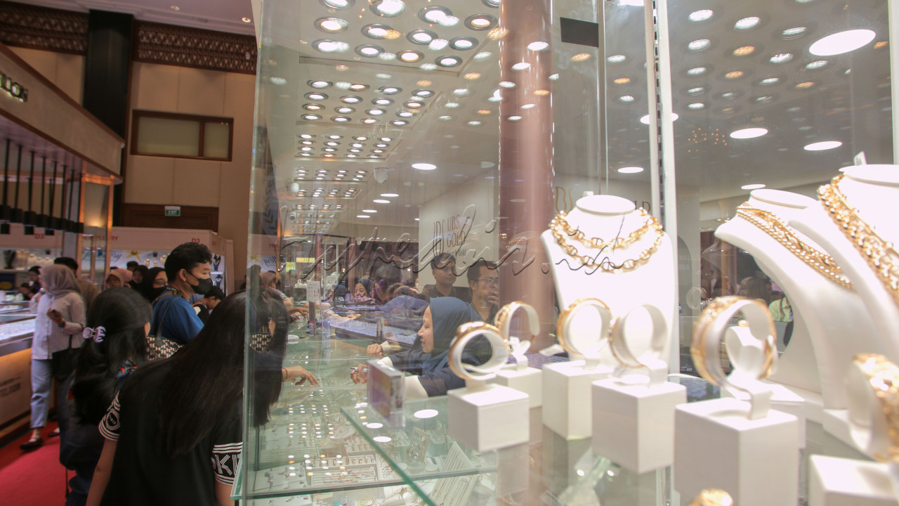 Pameran perhiasan terlengkap di Indonesia ini menjadi ajang bagi para wirausahawan serta pemilik bisnis untuk berkumpul, berdagang, dan bertukar informasi terbaru. Pameran ini juga diikuti oleh berbagai bidang usaha pendukung seperti mekanika permesinan, kemasan perhiasan, serta desainer dan perajin.