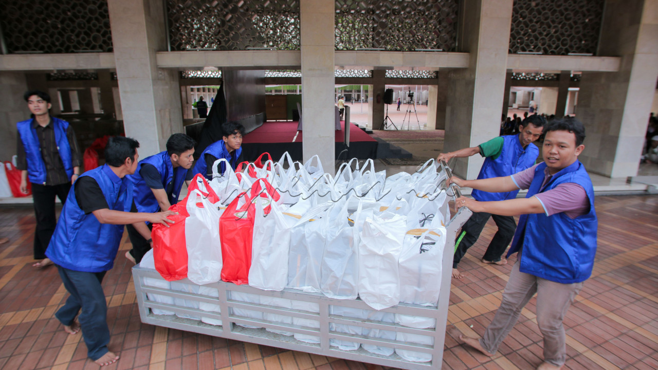 Tradisi buka puasa bersama di Masjid Istiqlal menjadi simbol solidaritas dan kebersamaan umat Muslim dalam menjalankan ibadah Ramadan.<br />
<br />
&nbsp;