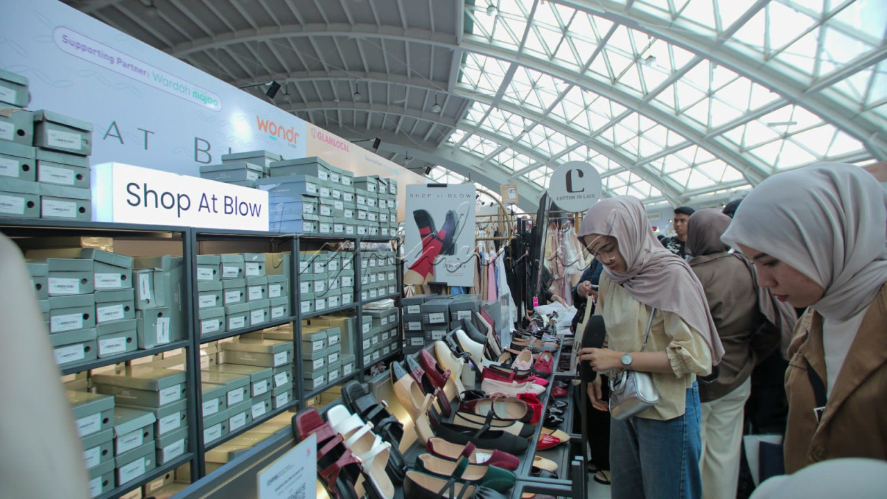 Pembeli memilih barang di stan salah satu peserta Glamlocal Sparkling Ramdhan di City Hall Pondok Indah Mall 3, Jakarta, Rabu (5/3/2025).&nbsp;GlamLocal merupakan bazar fesyen yang kali ini mengangkat tema <em>Sparkling Ramadhan. </em>Kegiatan tersebut<em>&nbsp;</em>berlangsung pada<em>&nbsp;</em>5&ndash;9 Maret 2025 yang diikuti lebih dari 100 merek lokal dengan menawarkan berbagai koleksi pakaian serta aksesoris yang beragam pula.&nbsp;