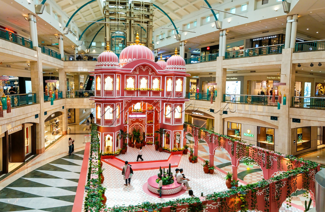 <div>Sejumlah pengunjung berada di lokasi dekorasi masjid di atrium Plaza Senayan, Jakarta, Jumat (7/3/2025). Dekorasi bertema <em>The Spirit of Ramadan Fills Plaza Senayan</em> tersebut dipasang untuk menyemarakkan bulan suci Ramadan 2025.<br />
&nbsp;</div>