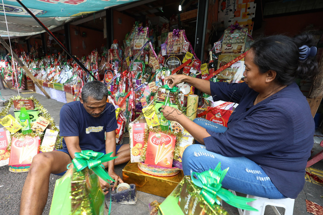 Pedagang menyelesaikan pembuatan parsel Lebaran di Jakarta, Selasa (11/3/2025). Memasuki pekan kedua Ramadan 1446 H penjualan parsel mulai meningkat hingga dua kali lipat dibandingkan dengan hari biasa. Parsel tersebut dijual dengan kisaran harga Rp100.000 hingga Rp750.000 per keranjang.<br />
&nbsp;