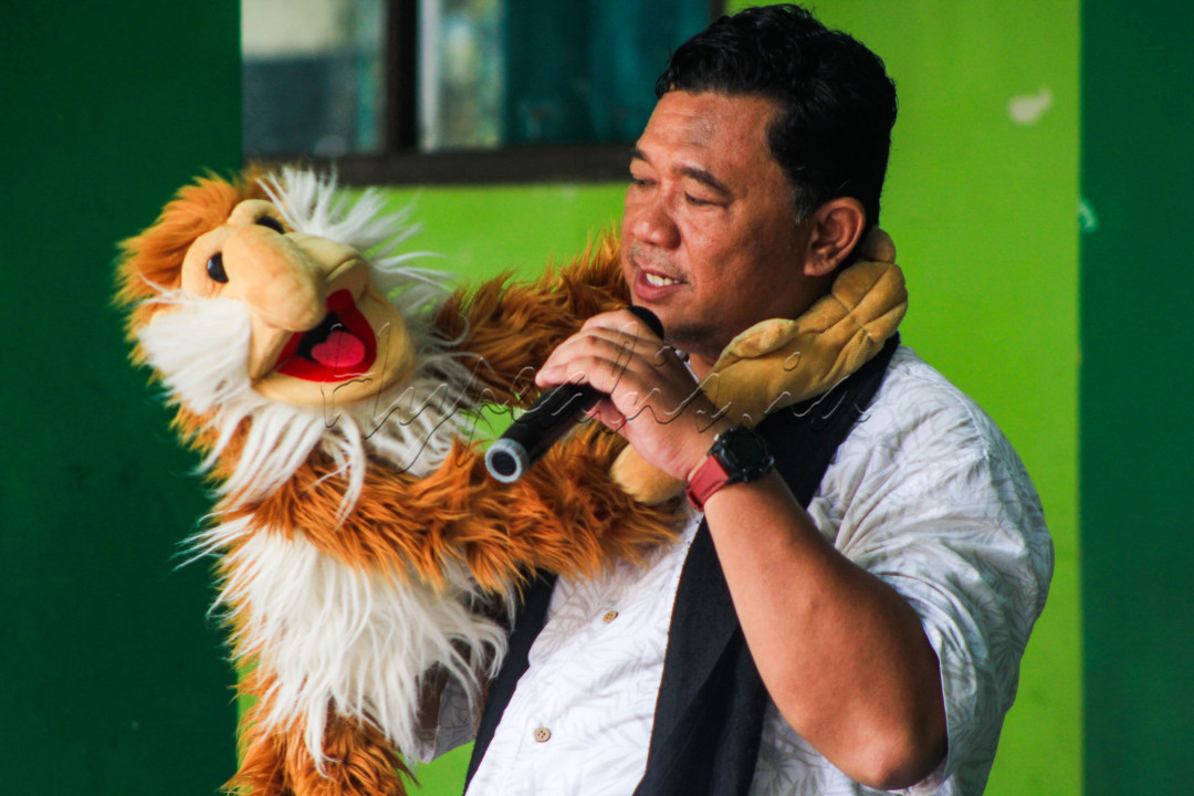 Pendongeng boneka Ka Dena bercerita di hadapan para siswa saat pesantren kilat di SDN Jatiasih IX, Jatiasih, Kota Bekasi, Jawa Barat, Rabu (19/3/2025). Pihak sekolah menghadirkan suasana yang berbeda pada pesantren kilat kali ini.