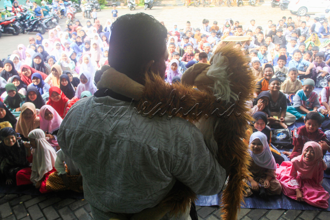 Untuk menarik perhatian anak-anak, Kak Dena membawa boneka berkarakter monyet bernama Kankan sebagai perantara cerita.&nbsp;