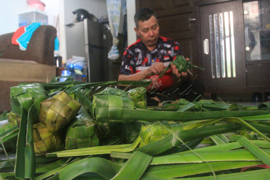 Pekerja menyelesaikan kulit ketupat di Bekasi, Sabtu, (29/03/2025). menjang lebaran setiap rumah sibuk menyiapkan makanan khas, salah satunya ketupat, orang-orang sibuk memasak ketupat untuk menyambut Hari Raya.