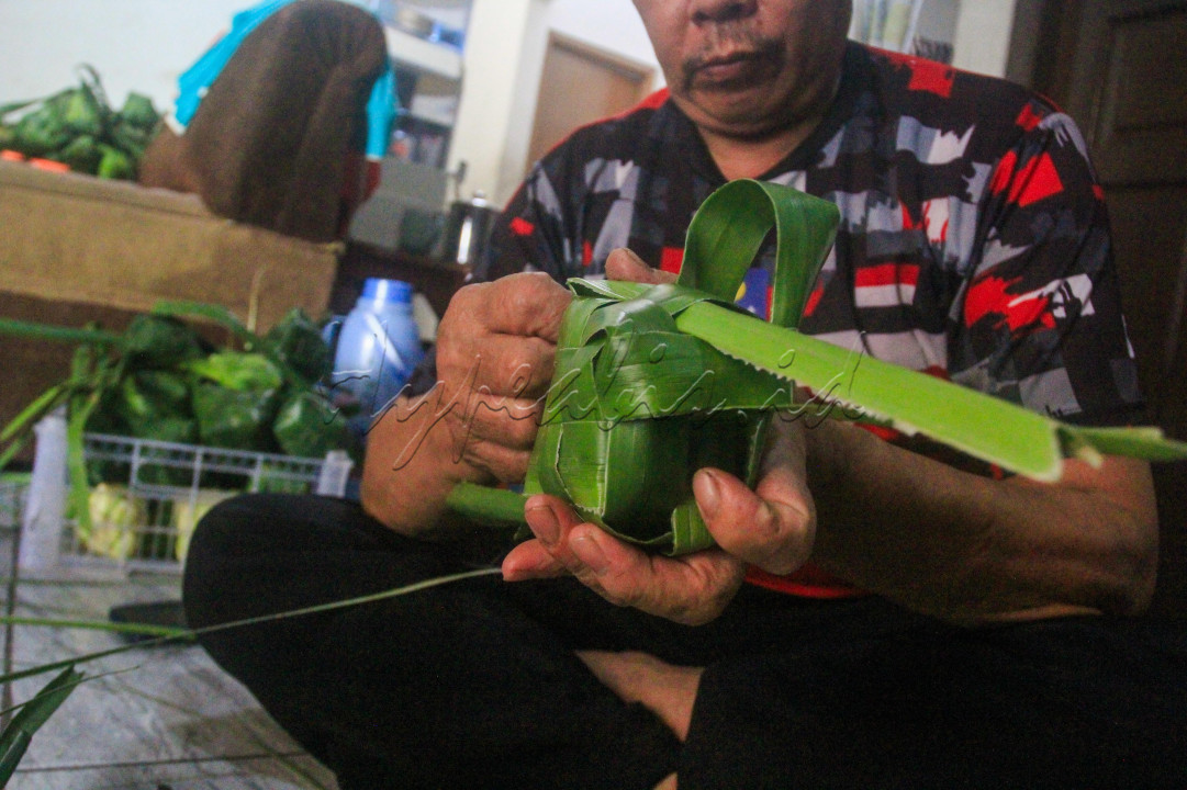 <br />
Jika umumnya kita melihat ketupat terbuat dari daun kelapa atau janur kuning, maka berbeda dengan yang ada di Bekasi kali ini, terbuat dari daun pandan duri membuat teksturnya berbeda dengan ketupat pada umumnya.
