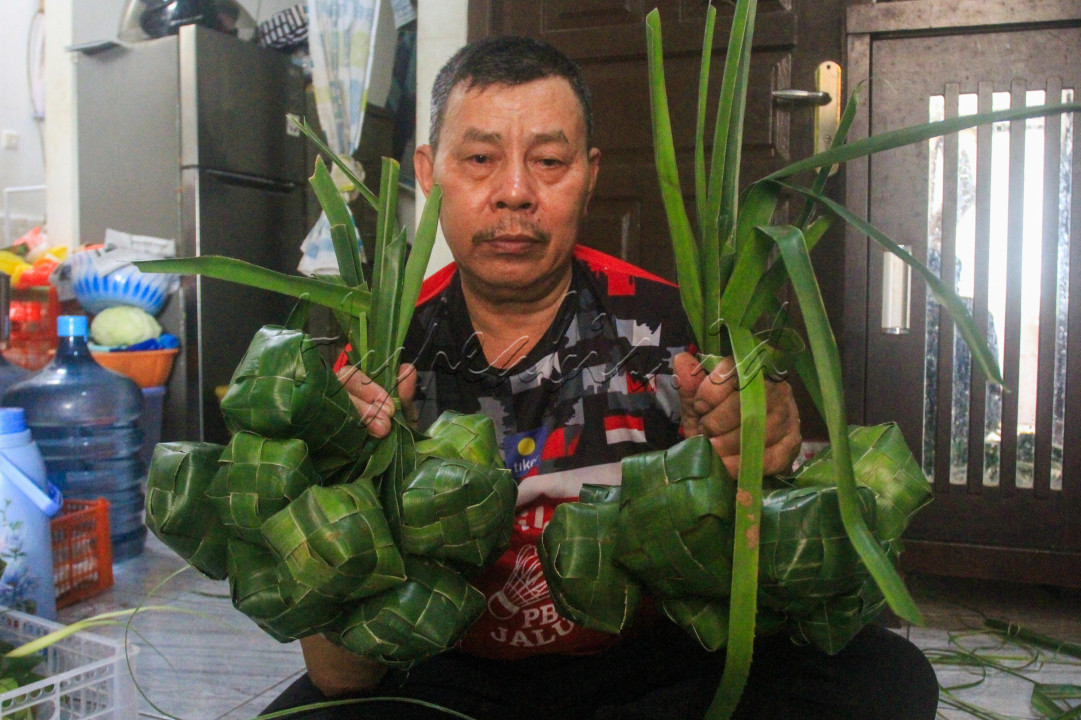 selain teksturnya ketupat berbahan dasar daun pandan lebih ini juga lebih rumit. Pasalnya, daun pandan lebih luntur ketimbang daun kelapa. Maka cara mengayam daun pandan harus dilakukan dengan hati-hati.<br />
<br />
Editor : Nurul Hidayat