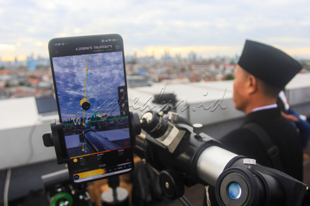 Kementerian Agama menyatakan posisi hilal di wilayah Indonesia pada 29 Ramadan 1446 hijriah (29/3) tidak ada yang memenuhi kriteria tinggi hilal minimum 3 derajat dan elongasi minimum 6,4 derajat, sehingga dalam sidang isbat menetapkan 1 Syawal 1446 Hijriah atau hari raya Idulfitri jatuh pada Senin, 31 Maret 2025.<br />
<br />
Editor : Nurul Hidayat