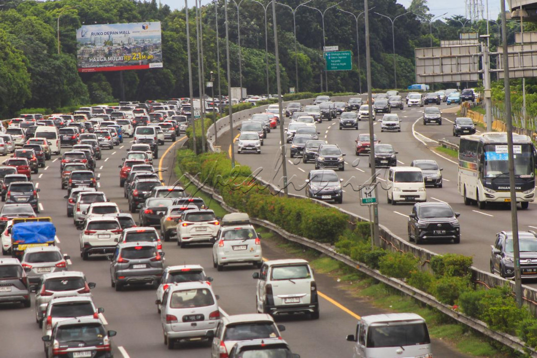 Kendaraan memadati ruas Tol Jagorawi di kawasan Cibubur, Jakarta Timur, Selasa (1/4/2025).&nbsp;
