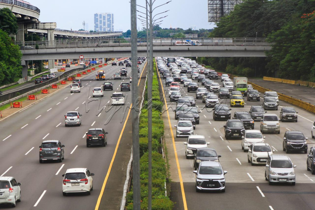 Kepadatan kendaraan pada hari kedua Idul Fitri tersebut disebabkan oleh mobilitas warga yang memanfaatkan libur untuk silaturahim dan menikati liburan ke luar kota.