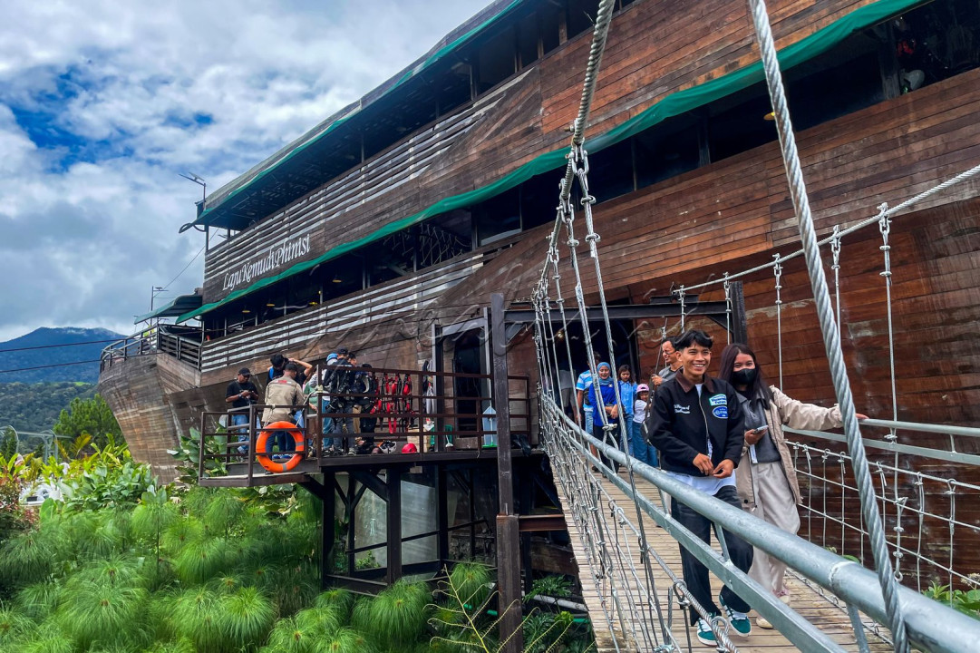 Lakesade Rancabali Ciwidey menjadi salah satu lokasi favorit untuk berlibur karena menyuguhkan panorama nan indah, serta tentu saja udara yang sejuk. Selain pemandangan alam juga terdapat sejumlah wahana permainan seperti flying fox, perahu phinisi, keranjang sultan dan masih banyak lagi.