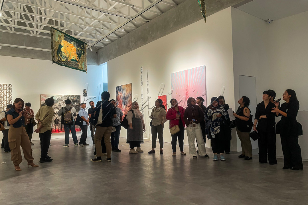 Pengunjung berada di&nbsp;galeri seni baru bernama Ara Contemporary di&nbsp;Jalan Tulodong Bawah 1 Nomor 163, Senayan, Jakarta. Galeri ini fokus untuk mengenalkan seni rupa di Asia Tenggara ke kancah global.