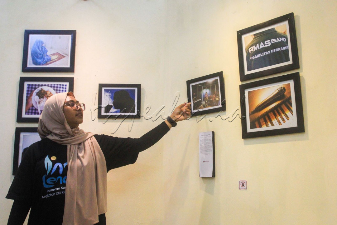 Pengunjung mengamati foto-foto karya mahasiswa Universitas Islam Negeri (UIN) Jakarta yang tergabung dalam KMF Kalacitra di Kampus UIN Ciputat, Tangerang Selatan, Banten, Rabu (16/4/2025). Pameran foto hasil karya calon anggota KMF KalaCitra Angkatan XXI tersebut mengangkat tema <em>Menangkap Esensi Kepolosan Anak-Anak dari Berbagai Aspek Kehidupan Mereka.</em>