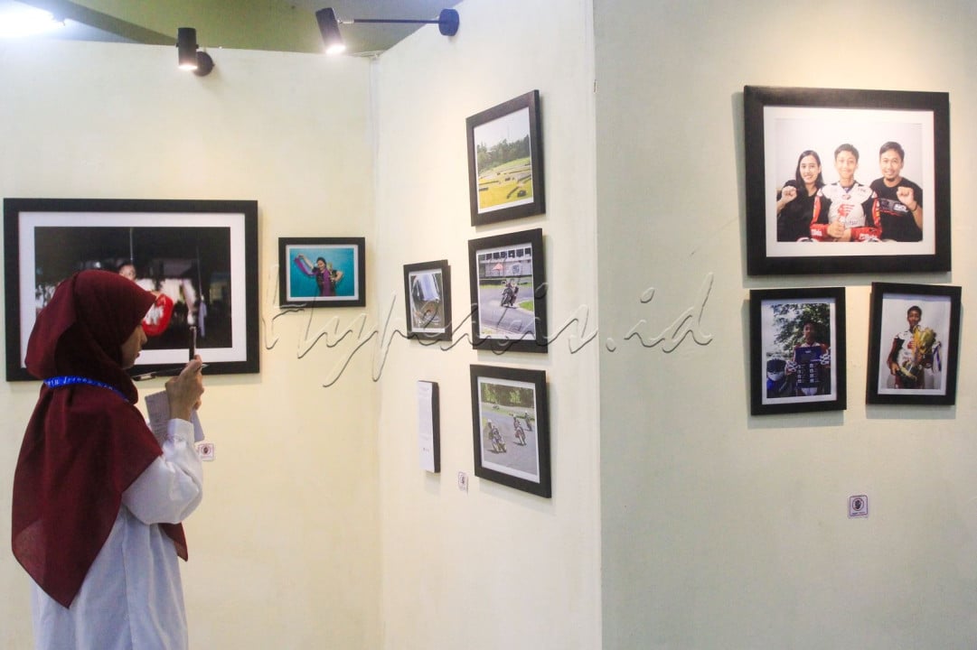 Pameran yang menampilkan 143 karya foto dari 15 pameris ini menjadi ruang bagi para calon anggota untuk mengekspresikan karya dan menyampaikan cerita melalui fotografi.