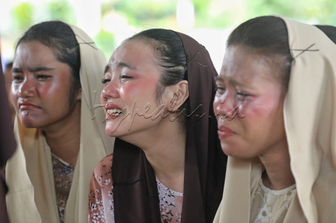 Tablo ini bukan sekadar pertunjukan, melainkan sebuah bentuk katekese hidup, yang mengajak umat untuk lebih menyelami penderitaan Kristus dan mengambil makna dalam kehidupan sehari-hari.&nbsp;Foto : Hypeabis/Eusebio Chrysnamurti
