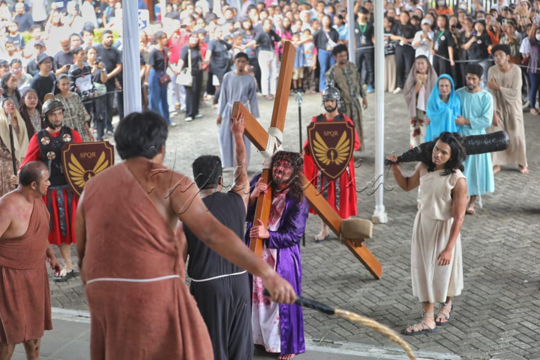 Dalam rangka Pekan Suci Paskah, di seluruh dunia memperingati Jumat Agung. Hari yang penuh makna dan kesunyian, di mana umat mengenang pengorbanan Yesus Kristus yang wafat di kayu salib demi keselamatan umat manusia. Tablo Jalan Salib, merupakan sebuah peragaan visual yang menggambarkan 14 perhentian Yesus menuju Kalvari.&nbsp;&nbsp;Foto : Hypeabis/Eusebio Chrysnamurti