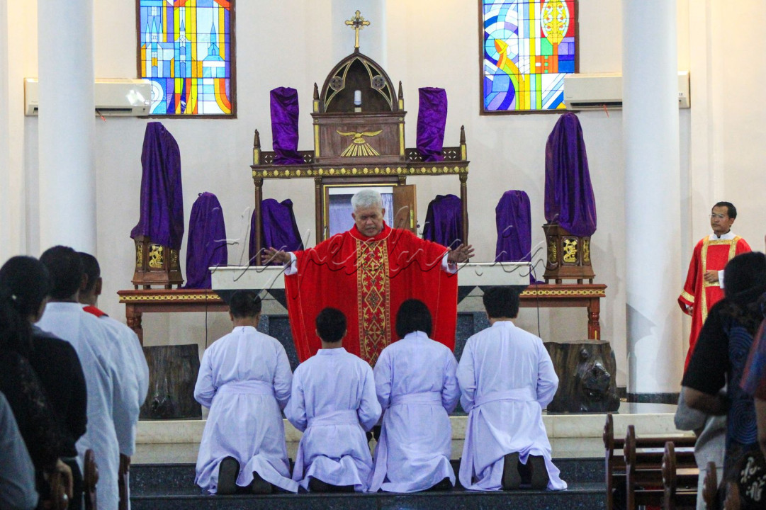 Umat Katolik mengikuti Jumat Agung di Gereja Santo Servatius, Bekasi, Jawa Barat, Jumat (18/4/2025). Gereja Katolik Betawi yang berdiri sejak 1896 itu melaksanakan Misa Jumat Agung dengan diikuti sekitar 4.000 jemaat dengan dibagi menjadi dua sesi ibadah. Foto : Hypeabis/Robby Fathan