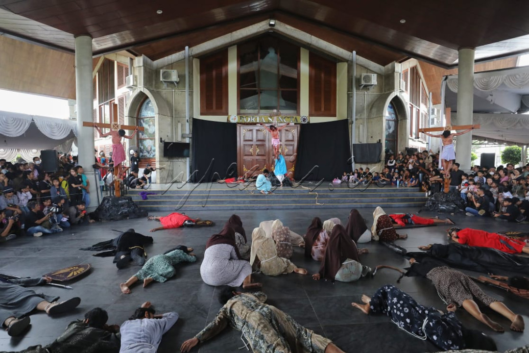Umat Katolik menampilkan visualisasi Jalan Salib saat peringatan Jumat Agung di Gereja Santo Matius Penginjil Bintaro, Tangerang Selatan, Banten, Jumat (18/4/2025). Jalan Salib tersebut merupakan rangkaian ibadah Jumat Agung dalam memperingati wafatnya Yesus di bukit Golgota.&nbsp;Foto : Hypeabis/Eusebio Chrysnamurti