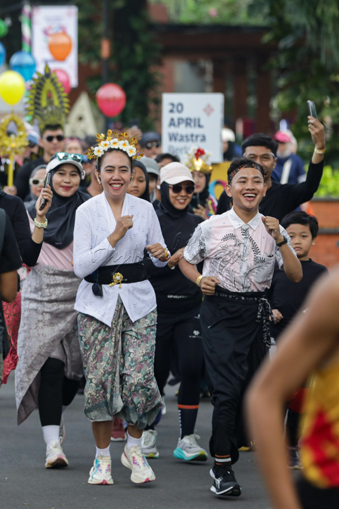 Ratusan pelari mengenakan busana kain tradisional mengikuti ajang maraton bertajuk <em>Wastra Berlari</em>, di Taman Mini Indonesia Indah (TMII), Jakarta, Minggu (20/4/2025).&nbsp;