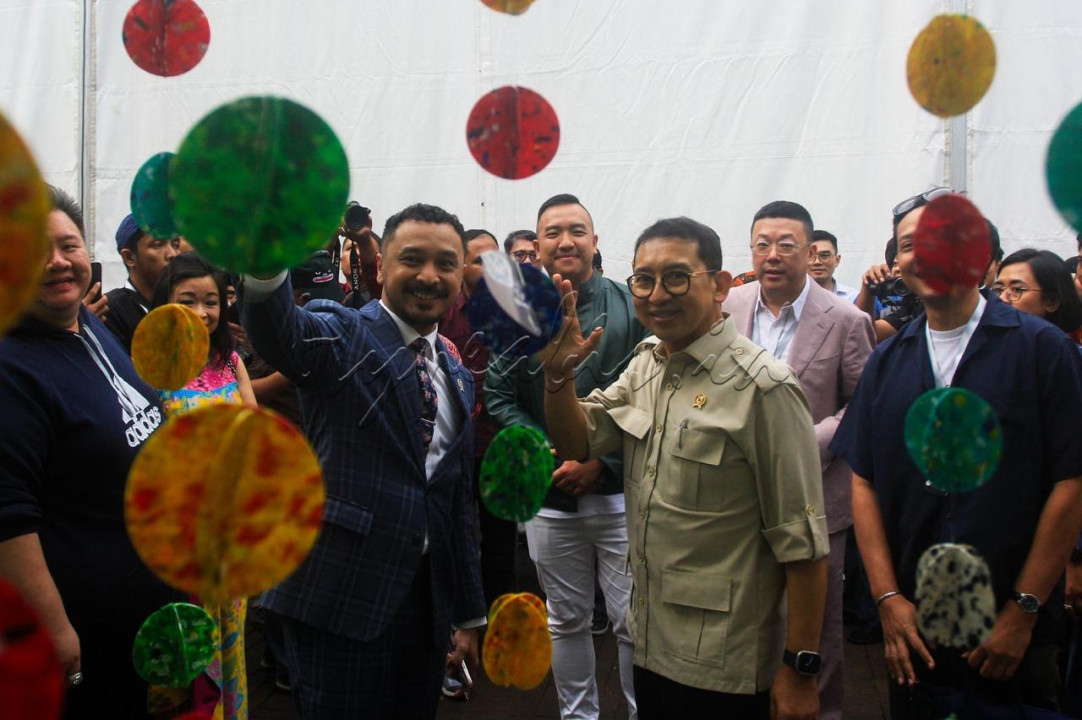 Menteri Kebudayaan Fadli Zon (tengah) bersama Wakil Menteri Giring Ganesha (kiri) mengamati instalasi seni yang dipajang pada pameran Art Jakarta Gardens di Hutan Kota Plataran, Senayan, Jakarta, Selasa (22/4/2024). Pameran yang mengusung konsep ruang terbuka tersebut menampilkan sejumlah karya yang didominasi oleh patung dan seni instalasi dari 25 galeri baik dari dalam maupun luar negeri yang memiliki mitra operasional di Indonesia.<br />
&nbsp;