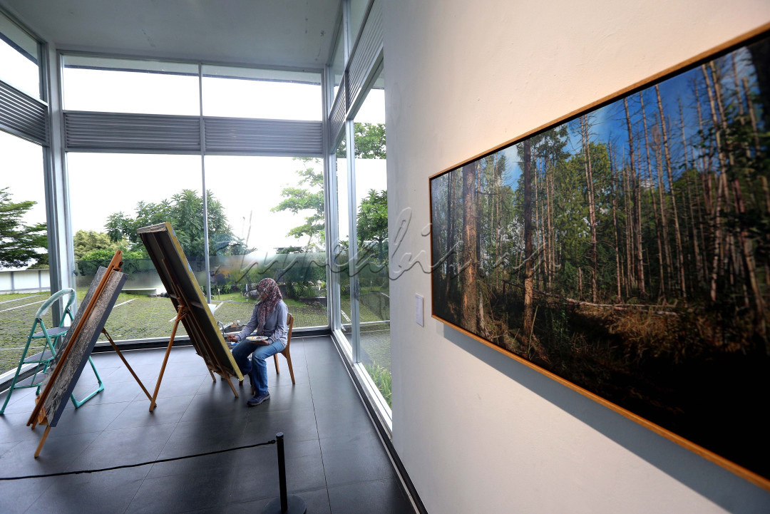 Pelukis Mariam Sofrina menyelesaikan<em> live painting</em> di sela-sela berlangsungnya pameran bertajuk <em>On Slowness: Painting Displacement</em> di Galeri Lawangwangi Creative Space di Kabupaten Bandung Barat, Jawa Barat, Jumat (25/4/2025). Pameran yang menampilkan karya-karya pelukis Mariam Sofrina dan Guntur Timur tersebut dikuratori oleh Asmudjo J. Irianto dan berlangsung hingga 16 Mei 2025.<br />
&nbsp;