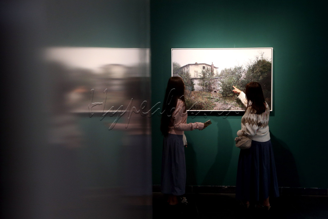 Sebanyak 20 karya lukisan foto-realis yang dipajang mengajak pecinta seni untuk masuk ke ruang jeda dari mobilitas digital dalam hiruk pikuk keseharian manusia kontemporer dan modern. Para seniman menyajikan karya yang menantang dominasi budaya visual digital yang serba cepat dan instan dengan ketekunan, akurasi dan praktik seni lukis yang membutuhkan proses dan waktu yang lama.