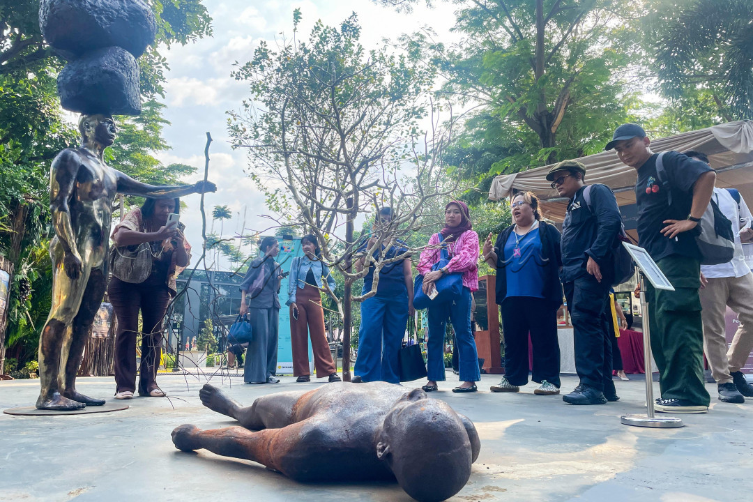 Mengusung pameran dengan konsep ruang terbuka, Art Jakarta Gardens 2025 memamerkan sejumlah karya yang didominasi oleh patung dan seni instalasi dari 25 galeri dalam dan luar negeri. Pameran ini akan berlangsung hingga 27 April 2025.&nbsp;<br />
<br />
Editor : Yayus Yuswoprihanto