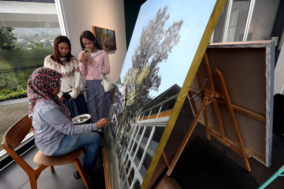 Sebagai upaya mengedukasi publik dan pecinta seni lukis terkait dengan proses kreatif dalam metode praktik seni lukis yang ditekuni, kedua pelukis menyuguhkan <em>live painting</em> sampai lukisan tersebut selesai dibuat. Buat Genhype yang tertarik, yuukk tonton <em>live painting-</em>nya...<br />
<br />
Editor : Yayus Yuswoprihanto